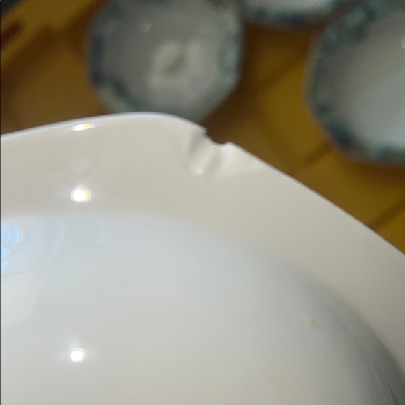 Elegant Green and White Leaf Pattern Bowls - Picture 3 of 4